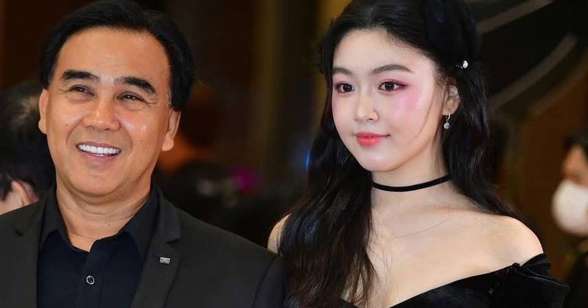 Hiếm lắm mới thấy Lọ Lem mặc đồ sexy, liên tục phải lấy tay che chắn