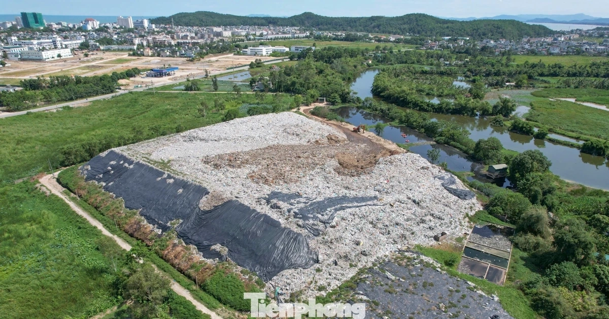 Núi rác ‘án ngữ’ khu du lịch biển Sầm Sơn