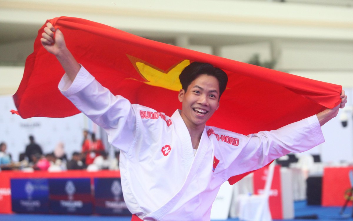 Võ sĩ sinh năm 2001 Việt Nam lần đầu dự SEA Games đã đánh cho đối thủ ...