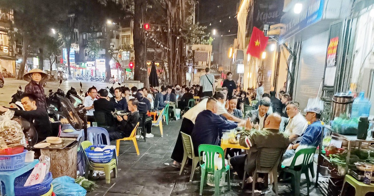 Vỉa hè Hà Nội: Ngày thông thoáng, đêm thành 'phố nhậu'