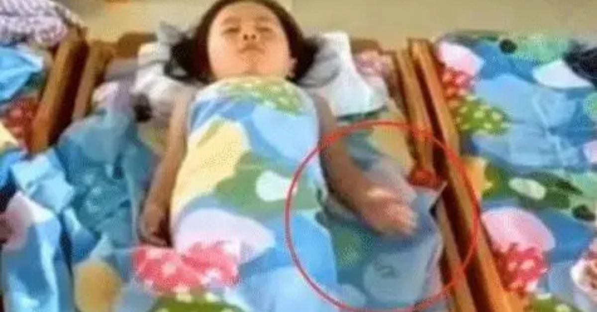 Bé gái mầm non không bao giờ ngủ trưa bỗng ngủ rất ngoan ...