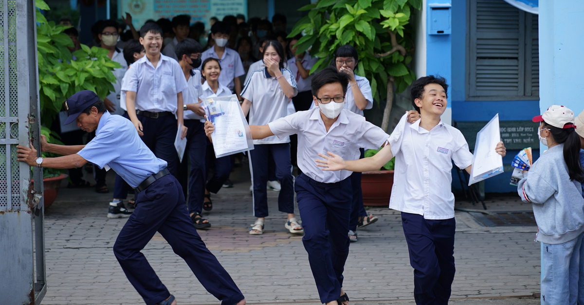 Kết thúc thi vào lớp 10 TP.HCM buổi đầu tiên: Đề Văn bàn về sự trưởng thành, thí sinh "vui điên lên" khen đề dễ!