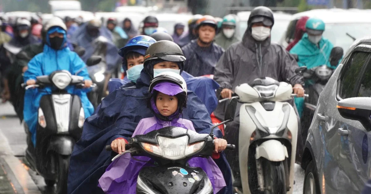 TPHCM lại mưa trắng trời đúng giờ tan tầm