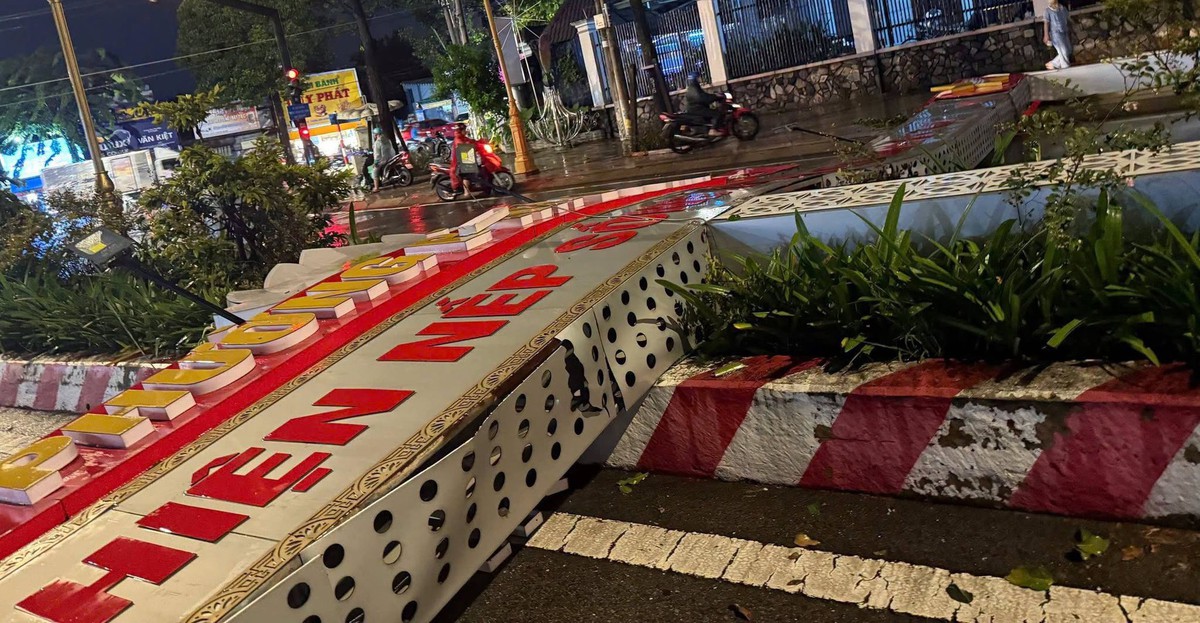 Một cổng chào ở TP.HCM sập hoàn toàn trong mưa lớn, chắn ngang đường khiến giao thông tê liệt