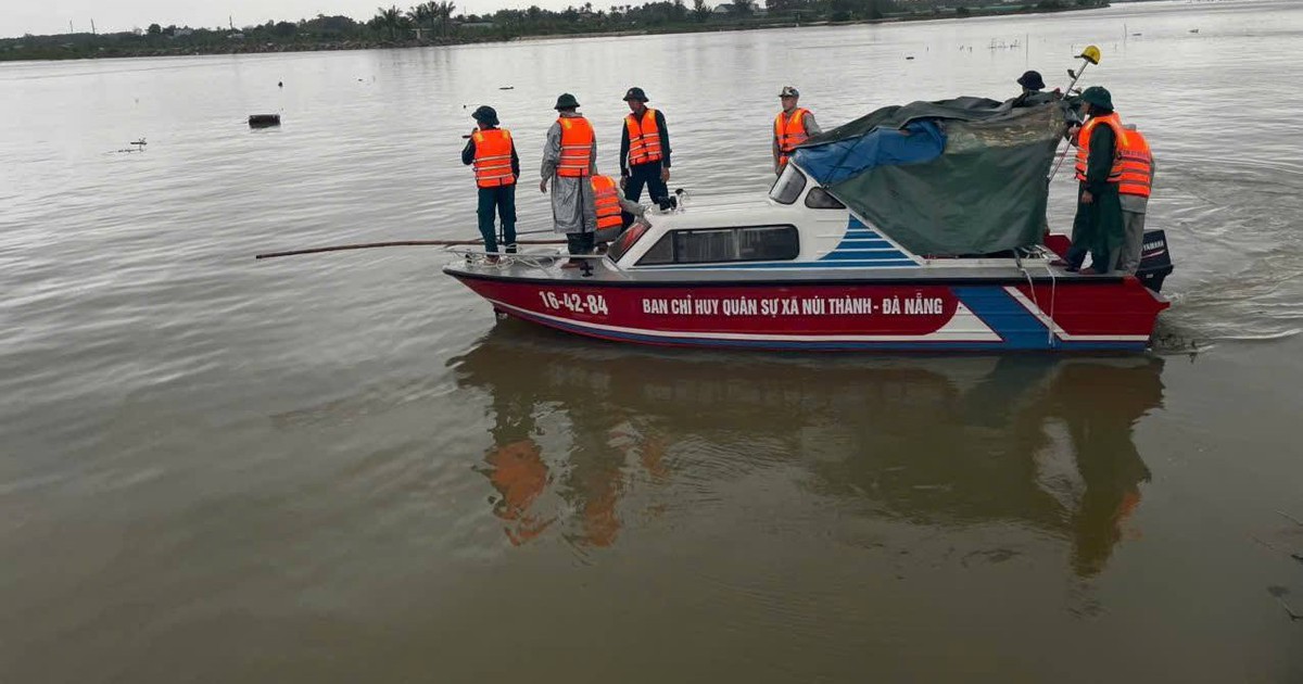 Nghe tiếng sét đánh, người vợ quay lại thấy chồng rơi xuống sông mất tích