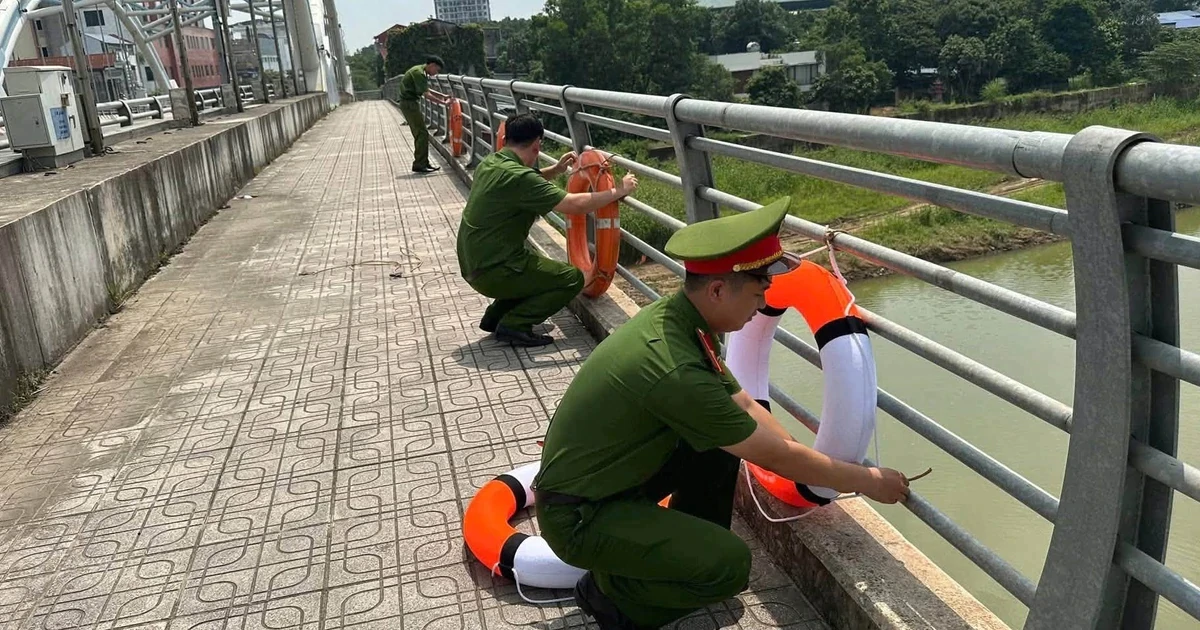 Thái Nguyên: Lắp đặt loạt phao cứu hộ tại cầu Bến Tượng