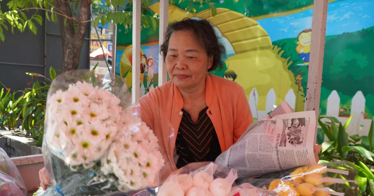 Người dân chuẩn bị hoa trắng tiễn đưa các liệt sĩ được quy tập tại Công viên Lê Thị Riêng