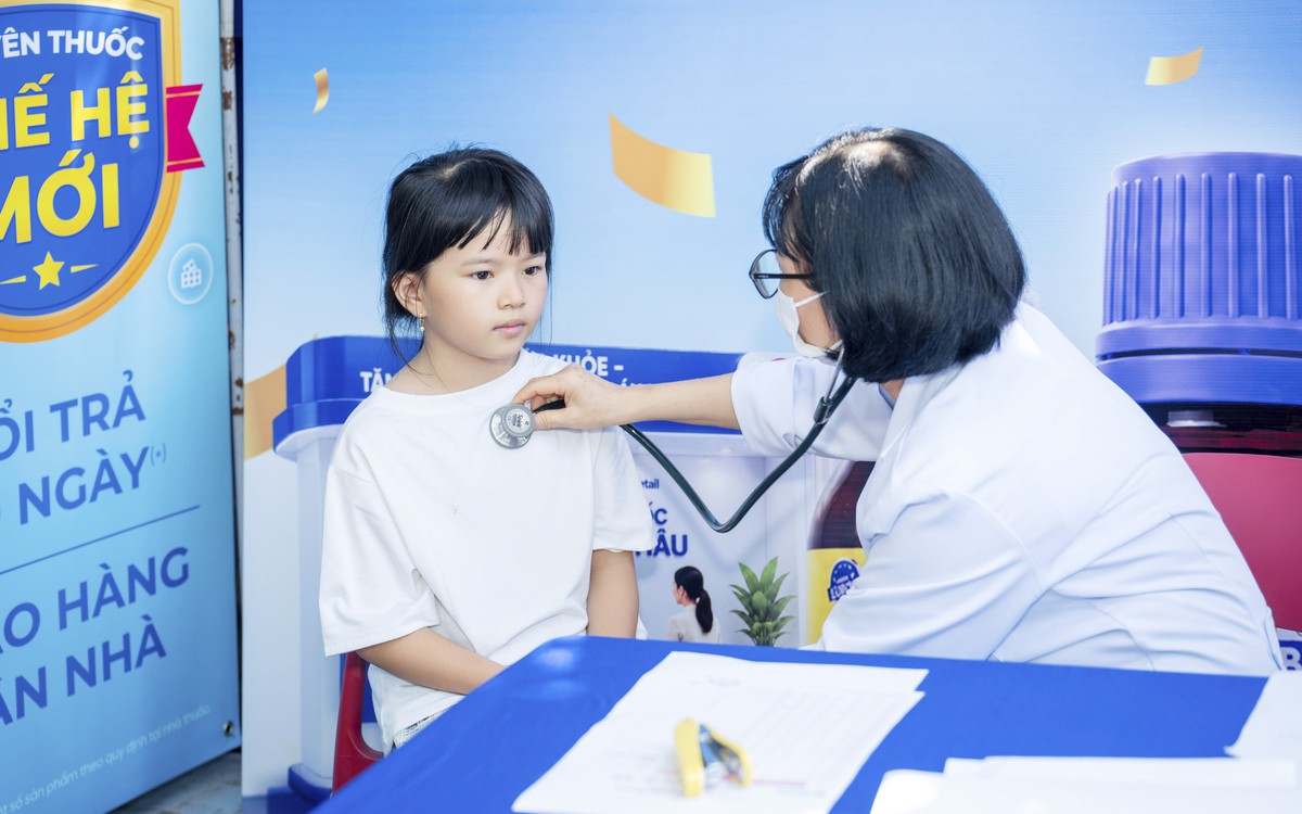 Đưa bác sĩ đến nhà thuốc: Long Châu cùng Hội Thầy thuốc trẻ Việt Nam nâng chuẩn chăm sóc sức khỏe cộng đồng