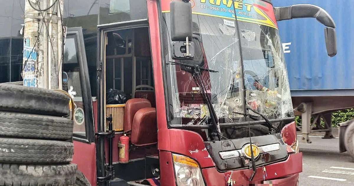 Xe giường nằm chở 20 khách tông liên hoàn 4 ô tô trước chợ Thủ Đức