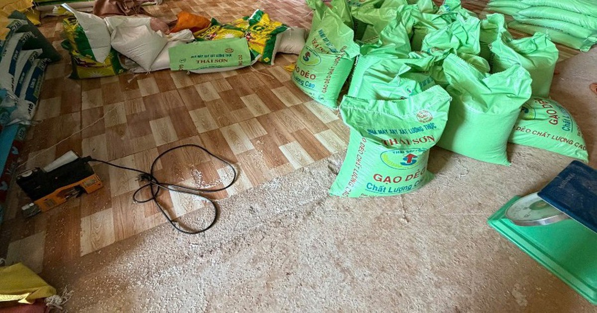 Công an bất ngờ kiểm tra kho hàng: Ra quyết định khởi tố đôi vợ chồng bán gạo