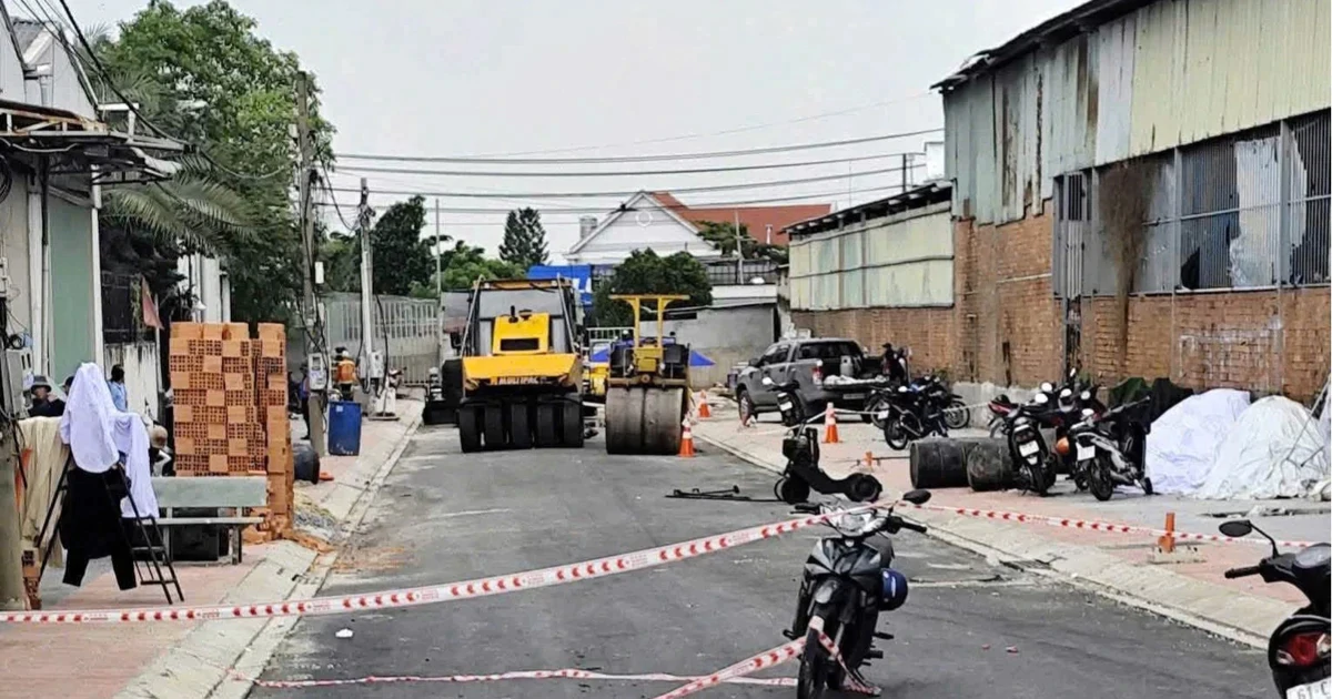 Đang thổi bụi, một người đàn ông bị xe lu cán tử vong tại chỗ