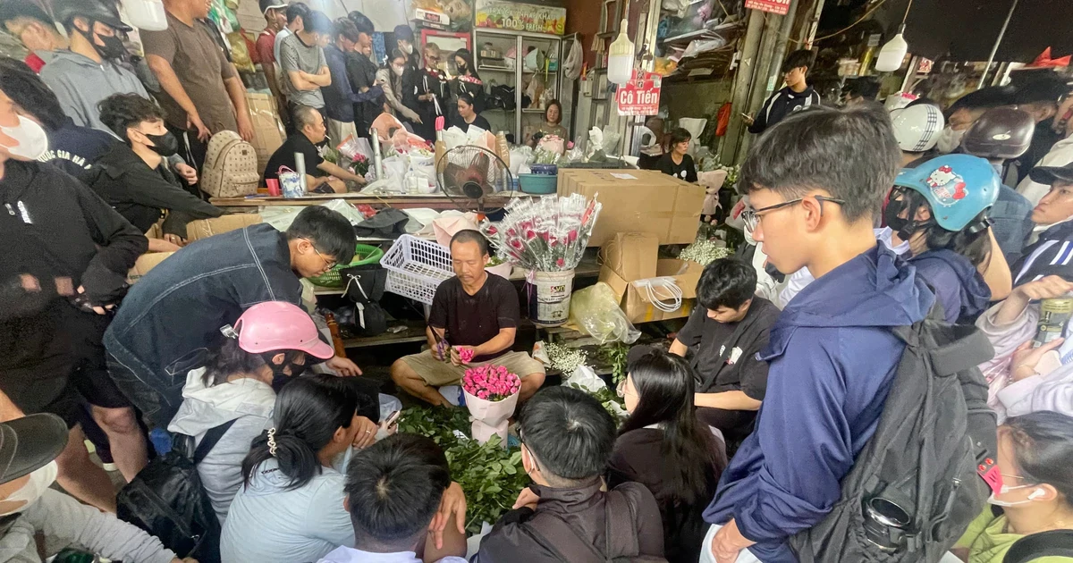 Khách vây kín cửa hàng, chờ nhiều tiếng mua hoa ngày 20/10