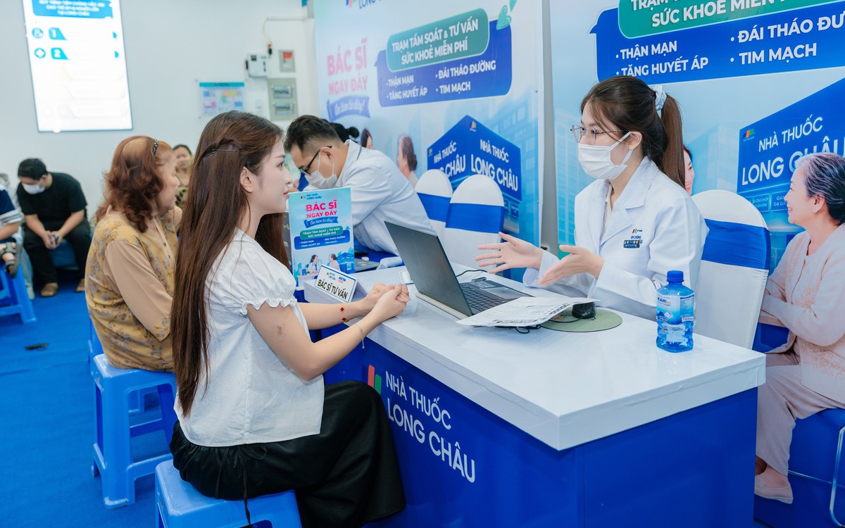 Long Châu đưa bác sĩ đến tận nhà thuốc, miễn phí tầm soát tuyến giáp, mỡ máu, đái tháo đường, tư vấn chăm sóc sức khỏe sau sinh