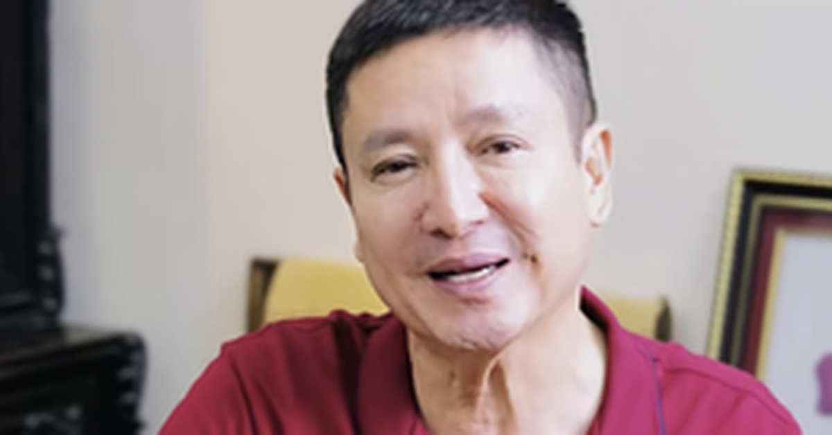 Kênh14掲載画像。赤いシャツを着た俳優チー・チュンの上半身が写っている。