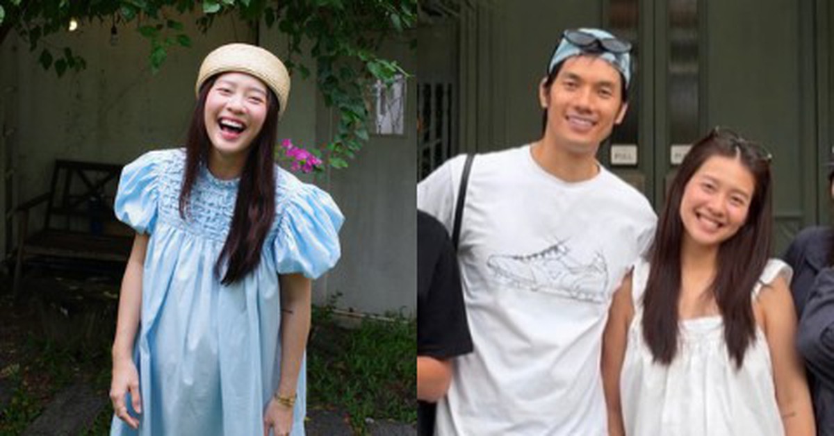 青いワンピースと麦わら帽子姿のKhả Ngân、Nhan Phúc Vinhとのツーショット