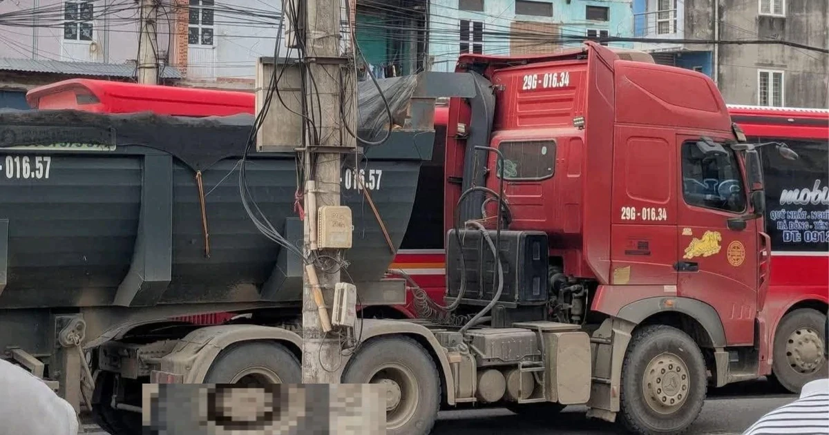 Vấp phải "ổ gà" rồi ngã ra đường, người đi xe máy bị xe ben cán tử vong ở Hà Nội