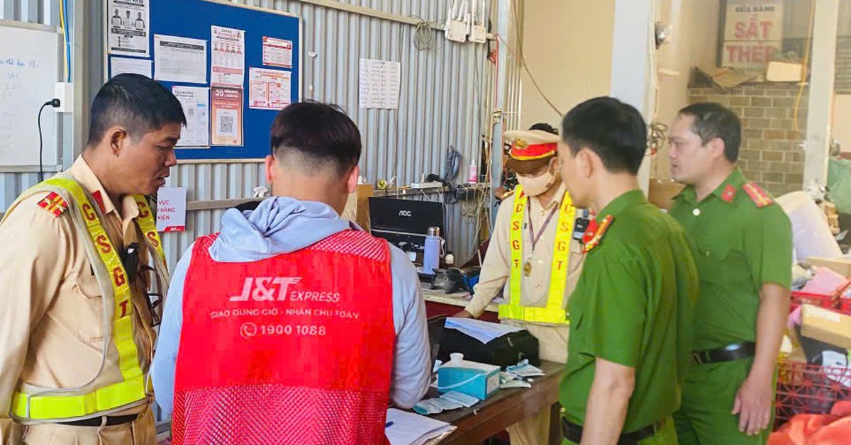Công an tổ chức kiểm tra 37 nhân viên giao hàng Công ty J&T Express