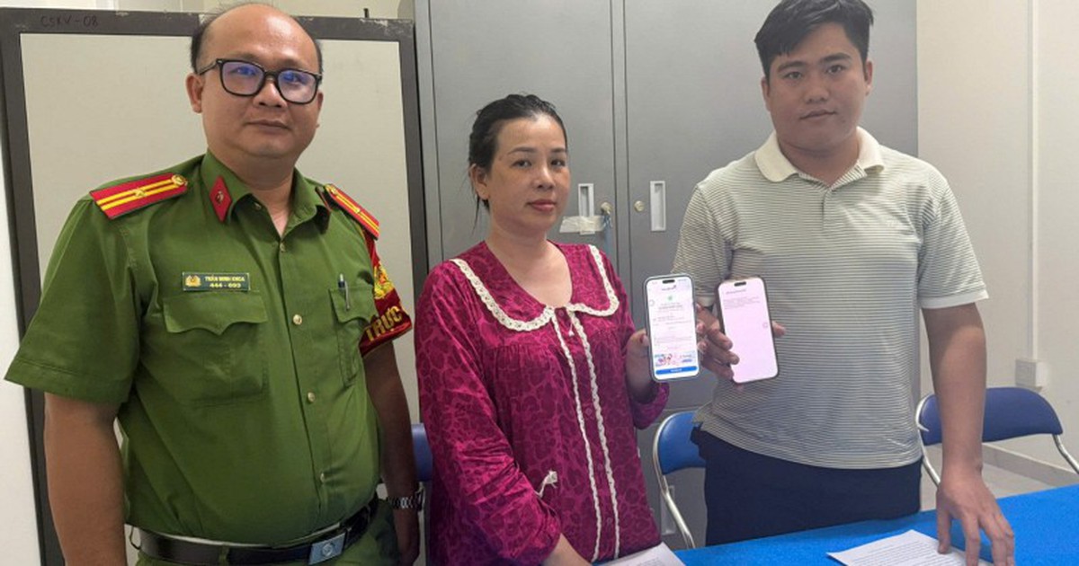 Chuyển khoản thành công 41.000.000 đồng, nhân viên tiệm vàng liên hệ 1 người phụ nữ cùng lên công an trình báo