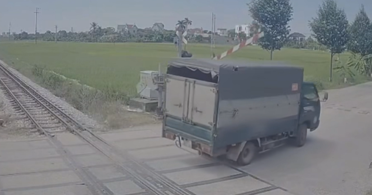 Ô tô tải vượt đèn đỏ, tông gãy cần chắn đường sắt ở Bắc Ninh