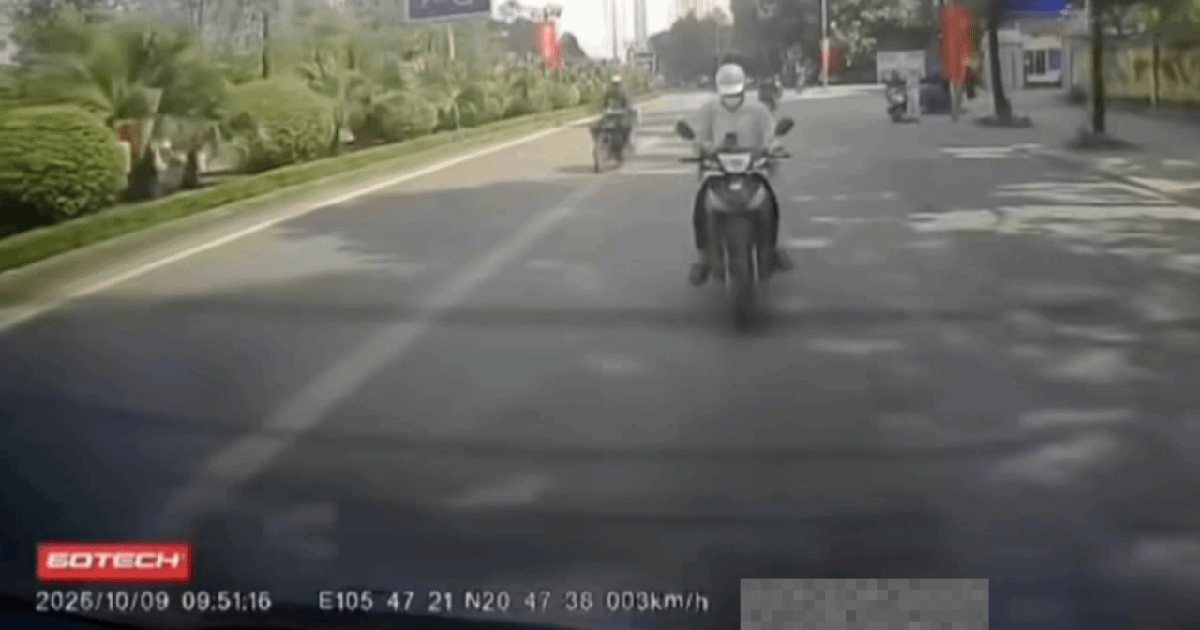 Lái xe máy "cắm mặt" vào điện thoại, tài xế bị phạt đến 14 triệu đồng