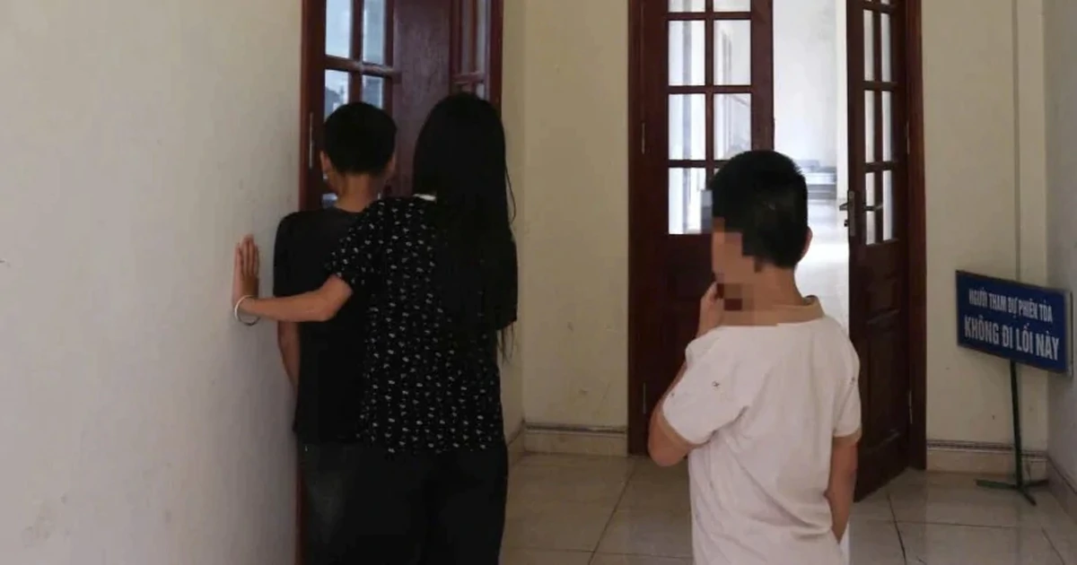 Tiếng gọi "bố ơi" xé lòng giữa phòng xử án