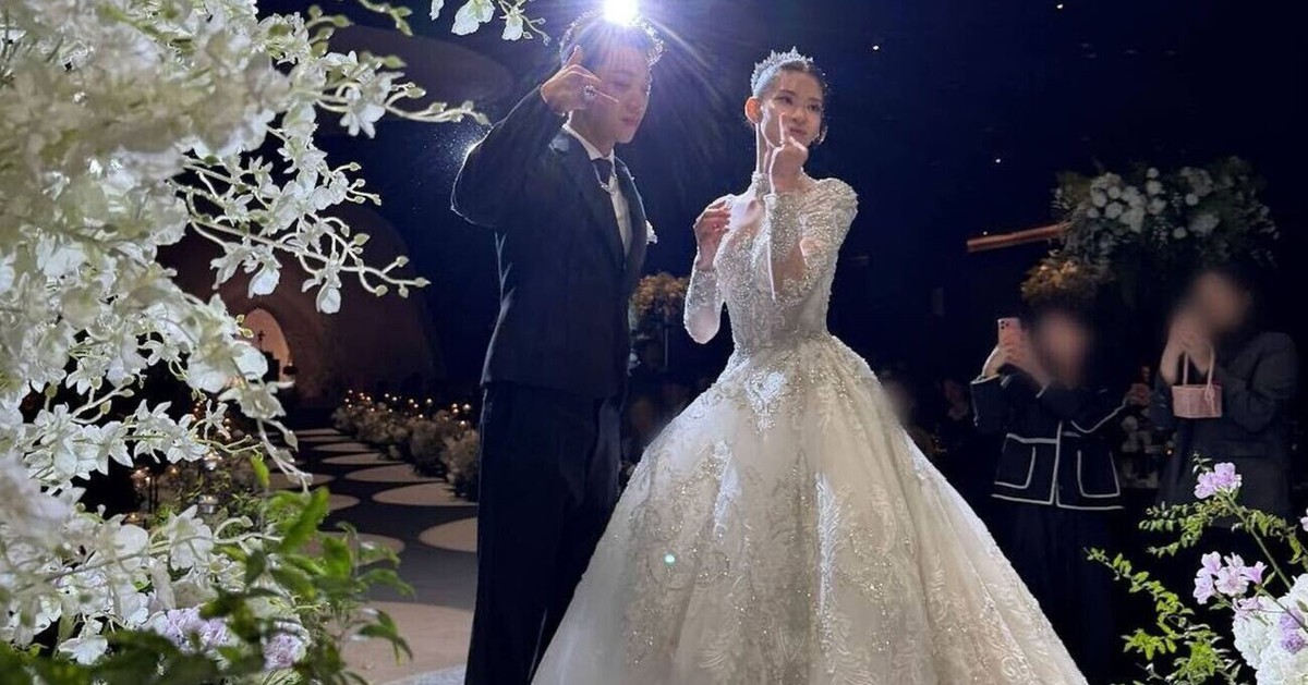 結婚式で並ぶラッパーのヤン・ホンウォンとモデルのウォン・ヒョンジュ