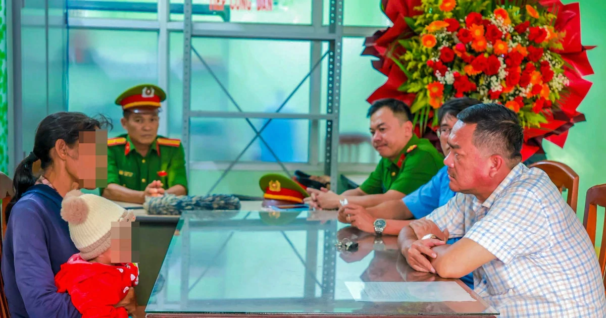Người phụ nữ bế con riêng của người tình ăn xin trên phố