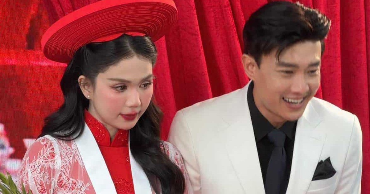花嫁と花婿の衣装で並ぶゴック・チンとクオック・チュオン