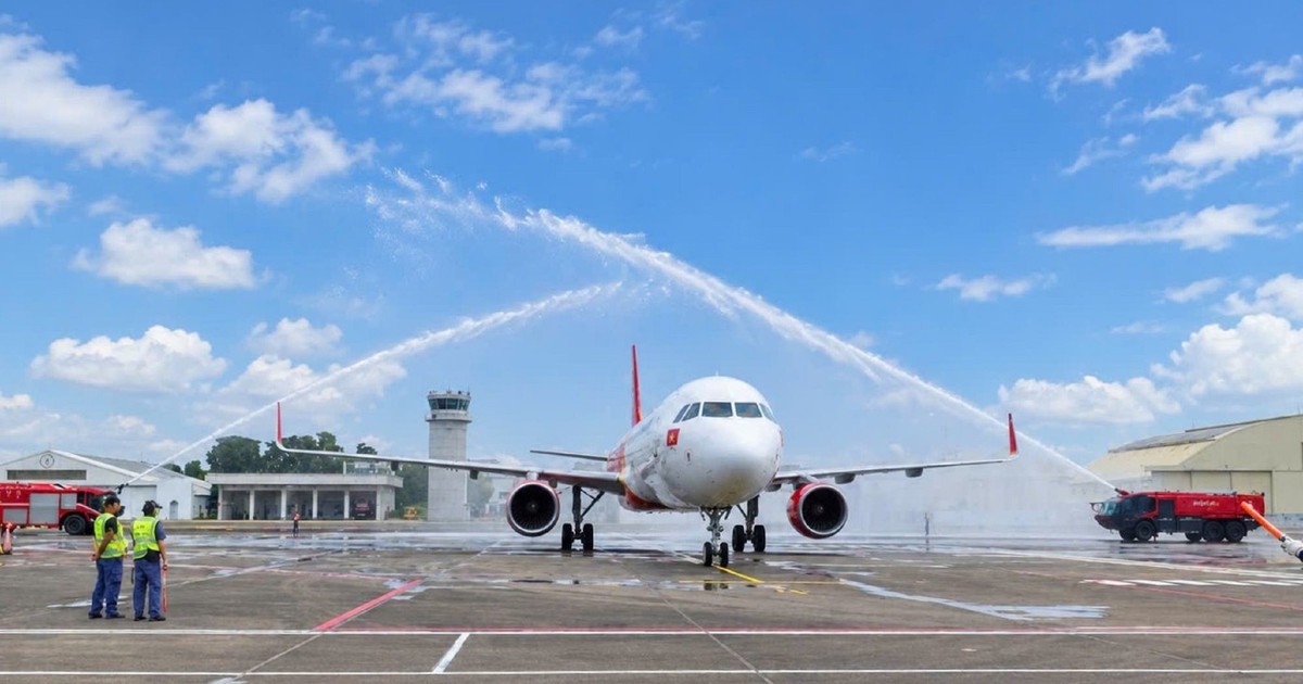 Đúng 25/10, một máy bay của Vietjet được chào đón bằng nghi thức phun vòi rồng tại sân bay Đài Nam (Đài Loan, Trung Quốc)
