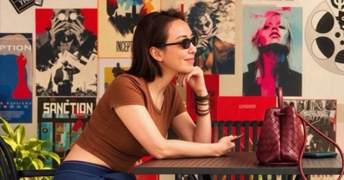 カフェのテーブルに座るベトナムの女優トゥー・チャン