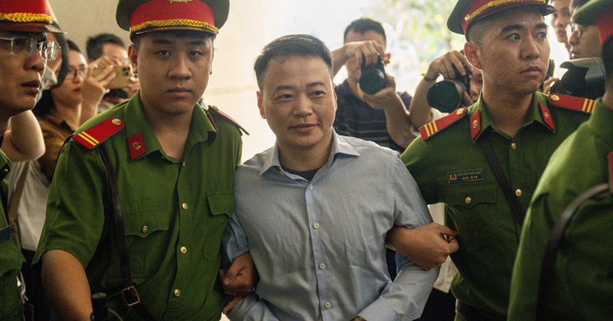 Nụ cười khó hiểu của Shark Bình khi bị dẫn giải đến tòa