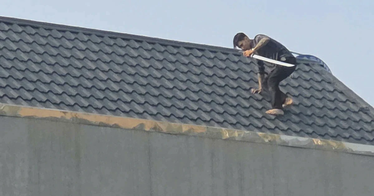 Công an Thanh Hóa đang vây bắt 2 người cầm hung khí cố thủ trên mái nhà