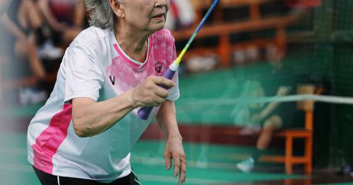 "Bà ngoại Tím" 71 tuổi ở TP.HCM kể chuyện đội nón giấu tóc bạc để được rủ đánh cầu, cái kết dễ thương hết sức
