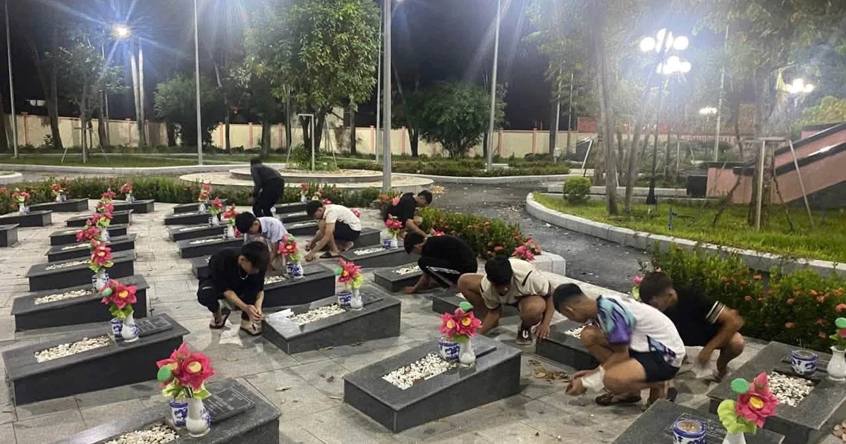 Công an đưa gần 20 thanh thiếu niên chuẩn bị đánh nhau đến chăm sóc mộ liệt sĩ