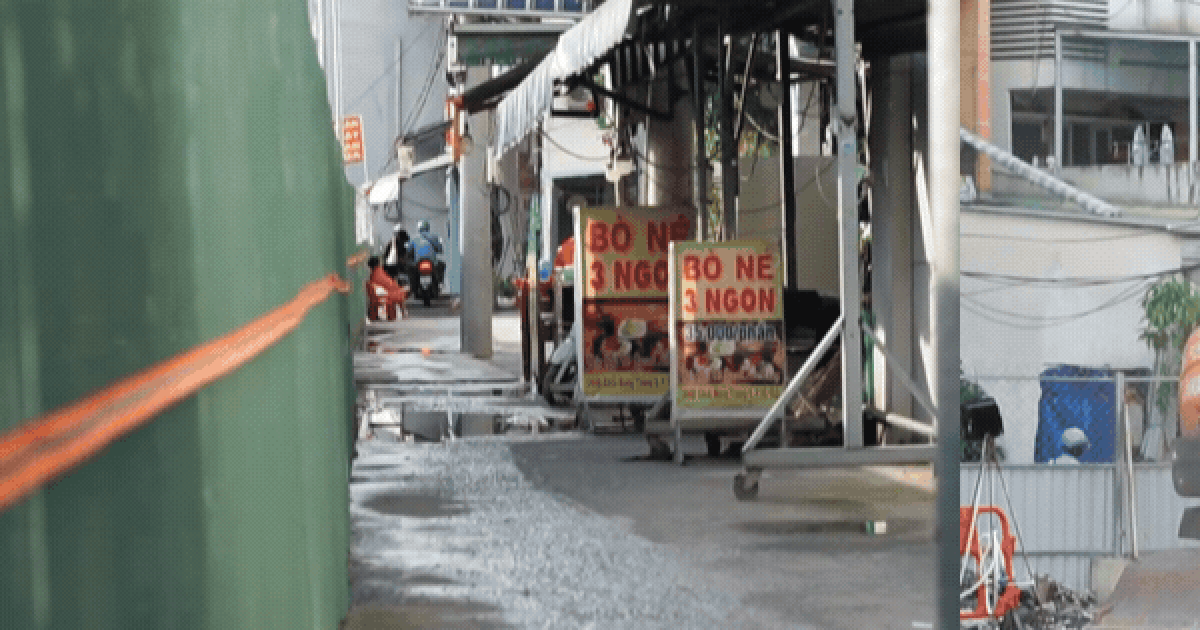Mặt tiền bị tôn bịt kín, đường lớn hóa ngõ nhỏ: Quán xá TP.HCM xoay xở trong giai đoạn thi công metro số 2