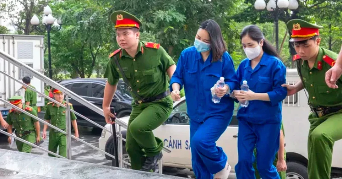 Luân phiên "ốp" nạn nhân nạp thêm tiền, cấp dưới của Mr Pips hỏi: "Chị muốn đau đầu một ngày hay nhiều ngày?"
