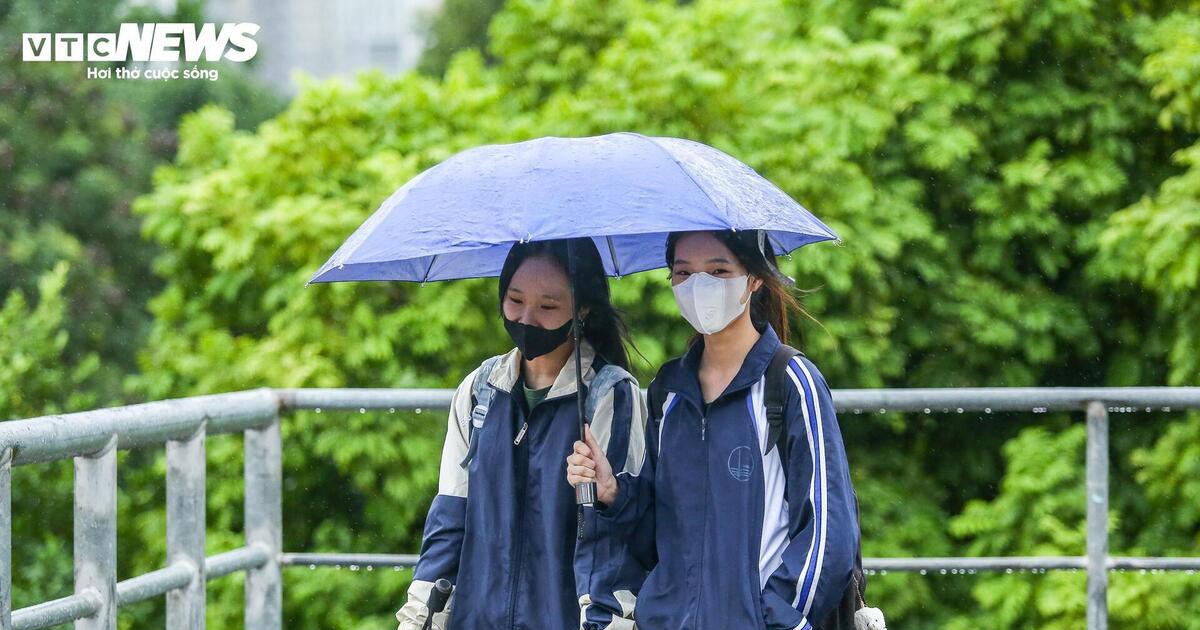 Không khí lạnh tràn về, Hà Nội và miền Bắc mưa to trước khi trời chuyển lạnh