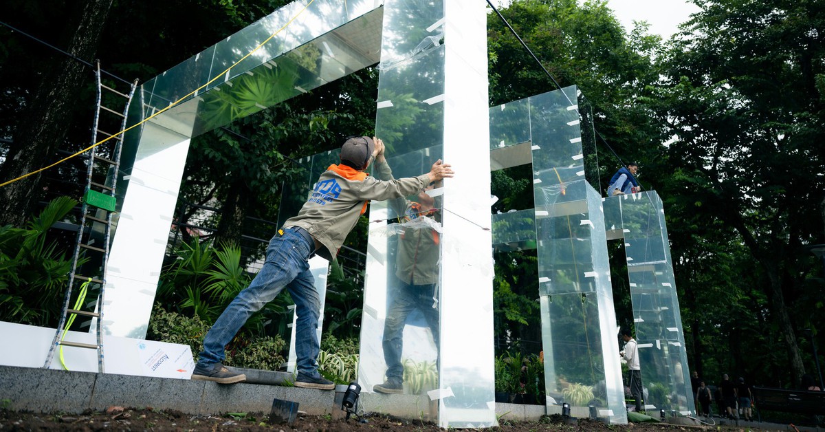Hàng loạt khung gương xuất hiện bên Hồ Gươm, hé lộ không gian đặc biệt sắp mở cửa vào ngày 8/10