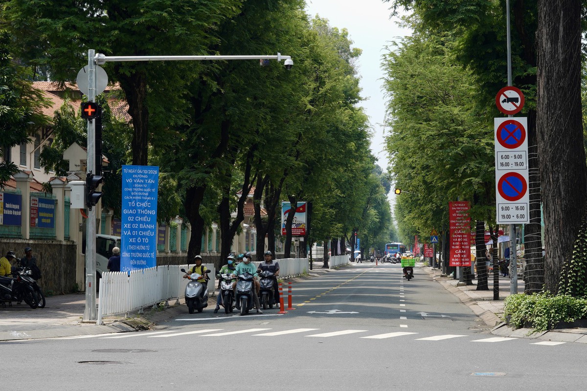 Những ngày đầu xe máy được chạy 2 chiều trên đường Võ Văn Tần: Nhiều người bỡ ngỡ, tài xế xe công nghệ lại thấy "quá tiện"