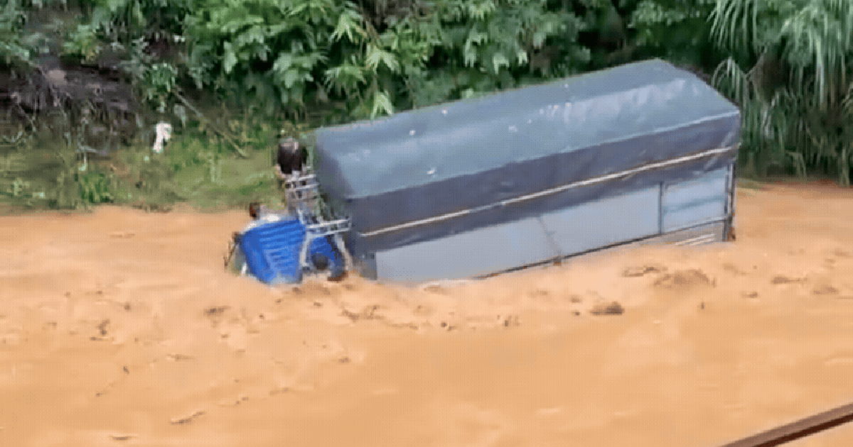 Cảnh tượng thót tim ở Đà Lạt: 3 người bám nóc xe trong dòng nước xiết, bị lũ cuốn trôi hàng chục mét