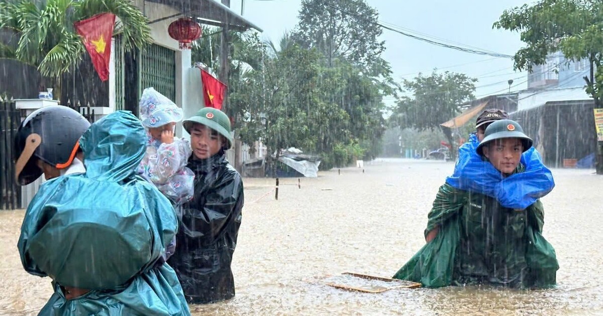 Đà Nẵng mưa trắng trời, nhiều nơi ngập sâu, giao thông chia cắt