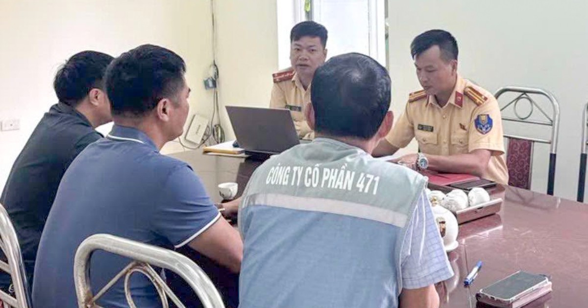 Phạt công ty để máy thi công không gắn cảnh báo trên cao tốc Nội Bài - Lào Cai