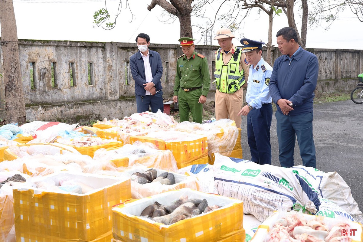 Dừng xe tải chạy đêm trên cao tốc, lộ ra hơn 2,6 tấn nội tạng, mỡ, xương ống động vật... không nguồn gốc