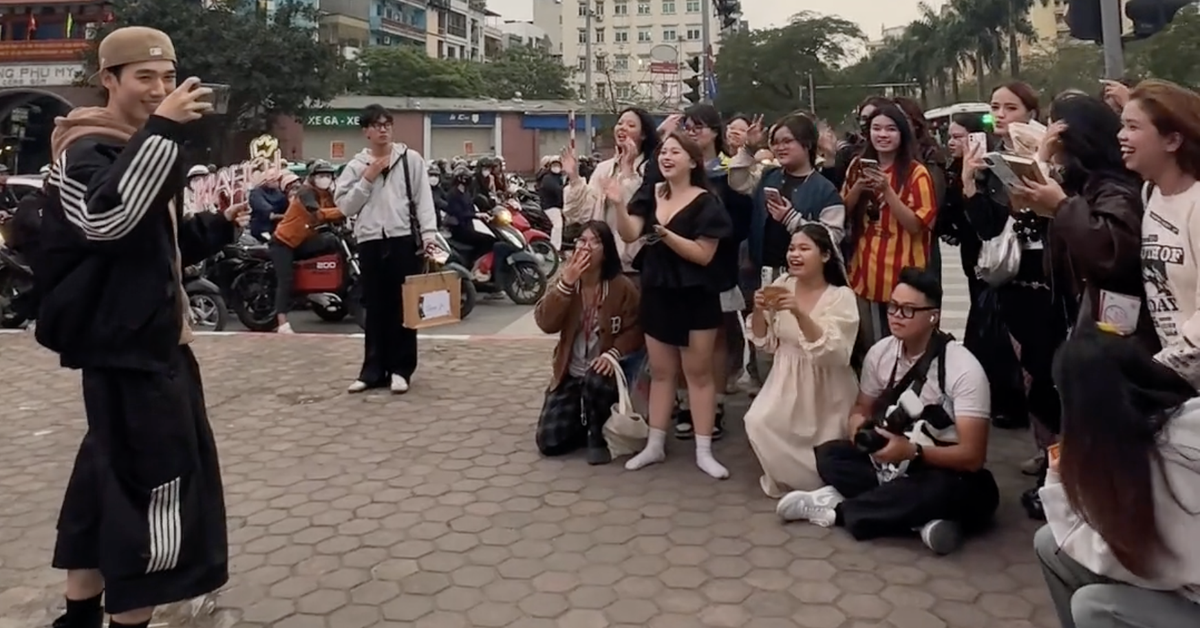 Bắt gặp nam thần Học viện Cảnh sát, làm 1 hành động gây chú ý giữa ngã tư