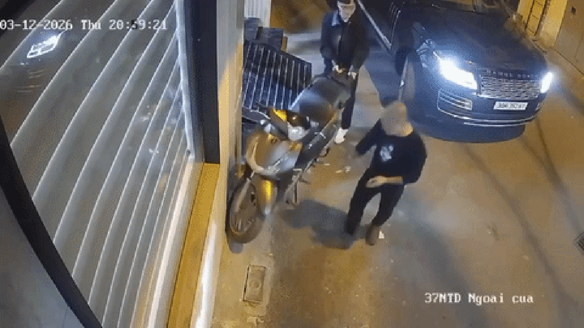 Hà Nội: Công an xác minh vụ tài xế ô tô chọc thủng 2 bánh xe SH để ven đường