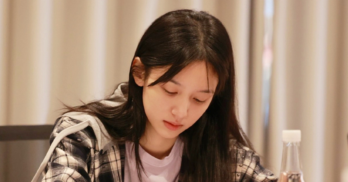 Gallery - Châu Dã mặt mộc hoàn mỹ đến từng lỗ chân lông