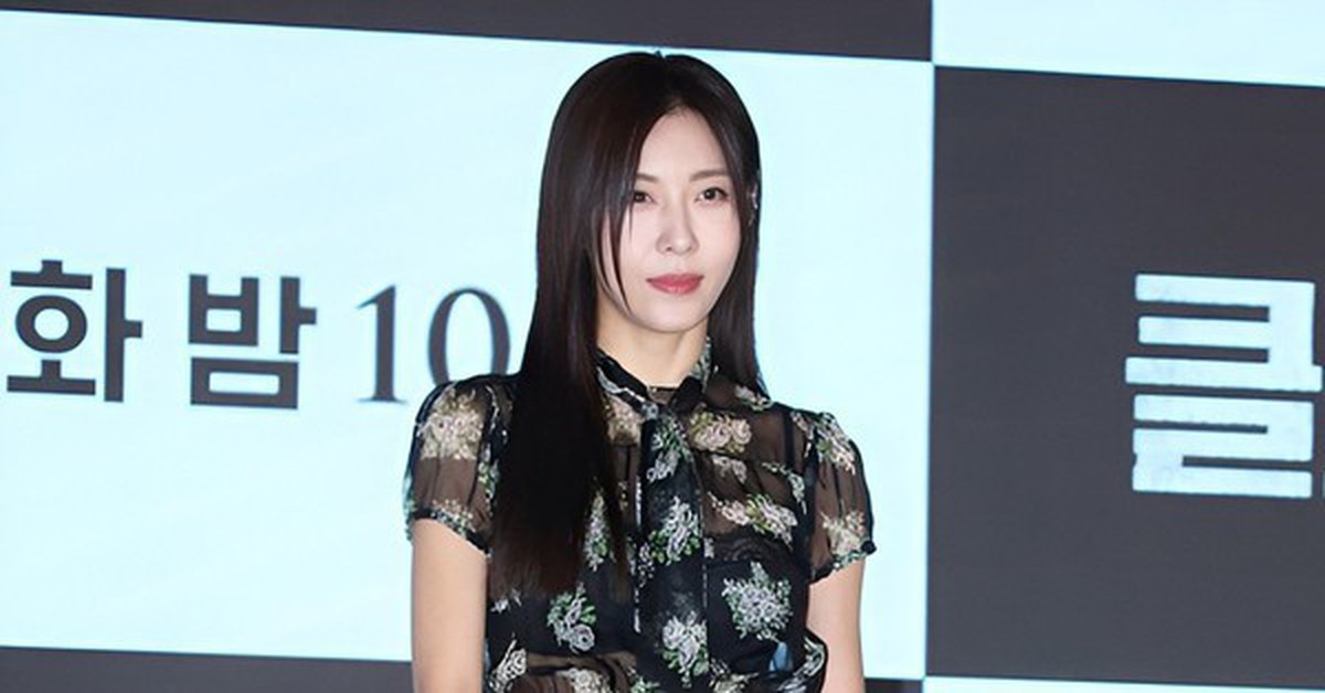 Ha Ji Won gây sốt với đôi chân nuột nà quá mức so với tuổi 47