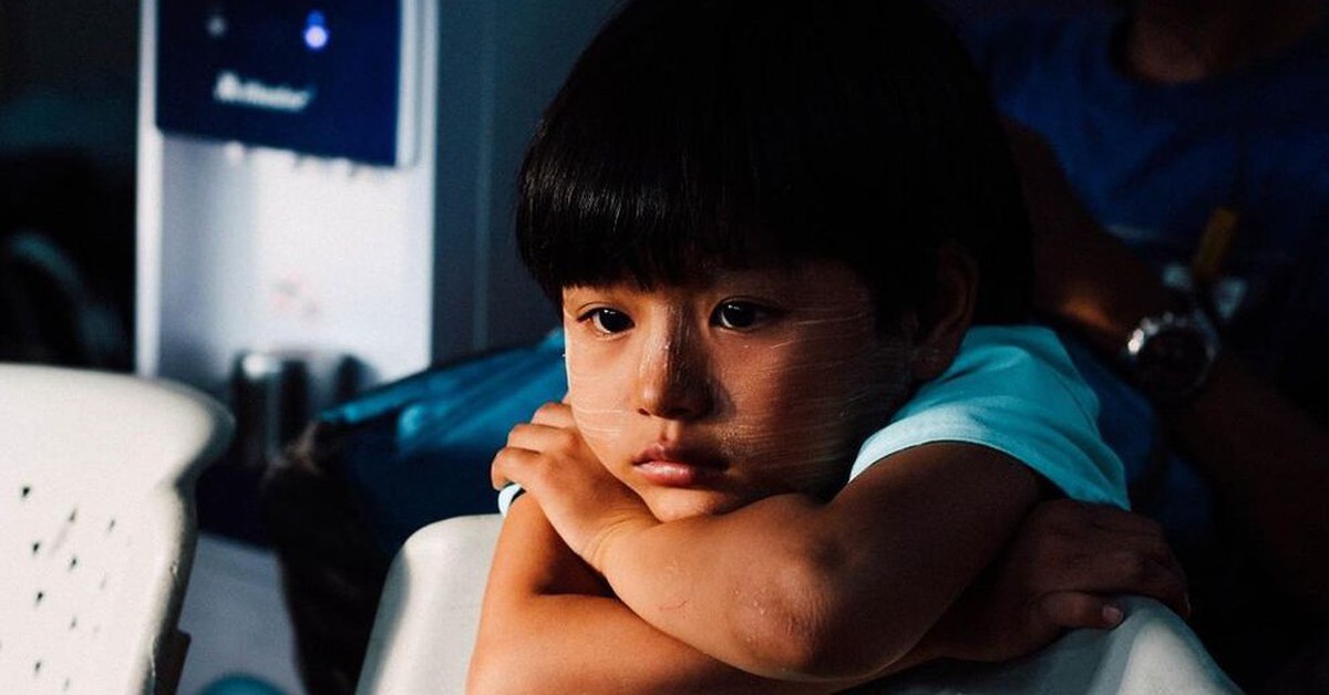 Bắt nạt kiểu mới" đang âm thầm lan rộng: Trẻ ít khi dám nói, nhưng cha mẹ nhất định phải nhớ "3 nên - 3 không nên