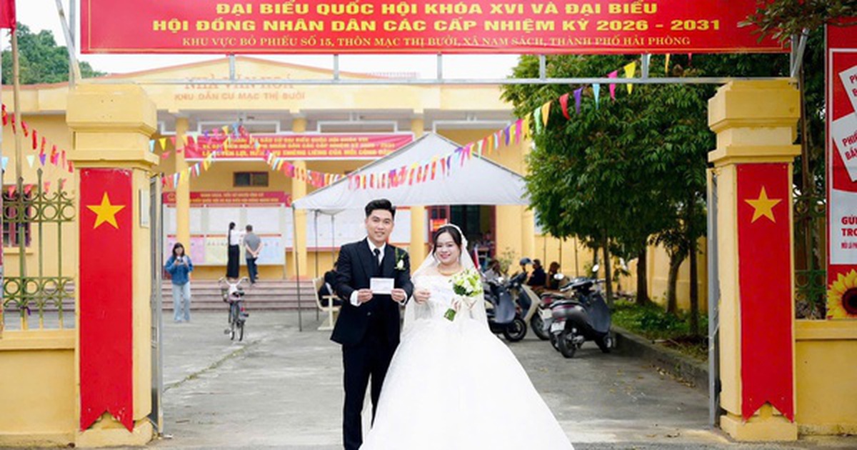 Cô dâu, chú rể mặc áo cưới đi bầu cử