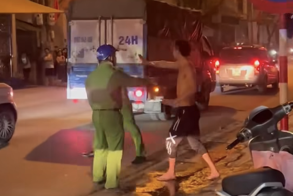 Khống chế gã thanh niên cầm 2 con dao dọa chém người đi đường ở Hà Nội